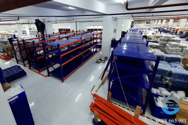 Hàng hóa được sắp xếp lên kệ 