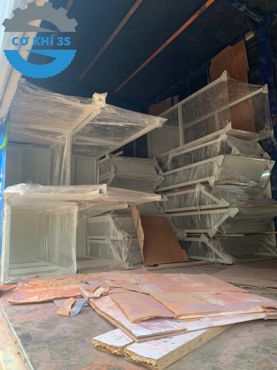 Xe thang di động được chất lên xe tải chuẩn bị lên đường tới địa điểm tập kết Tại Vân Phong.