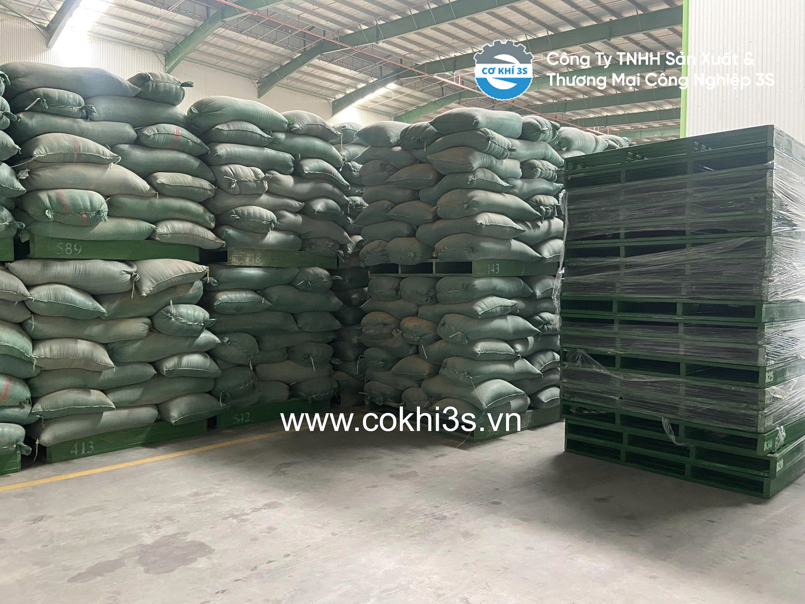 Kệ chứa Pallet sắt, pallet thép chịu tải cao tại kho công nghiệp Hà Nội và cả tỉnh