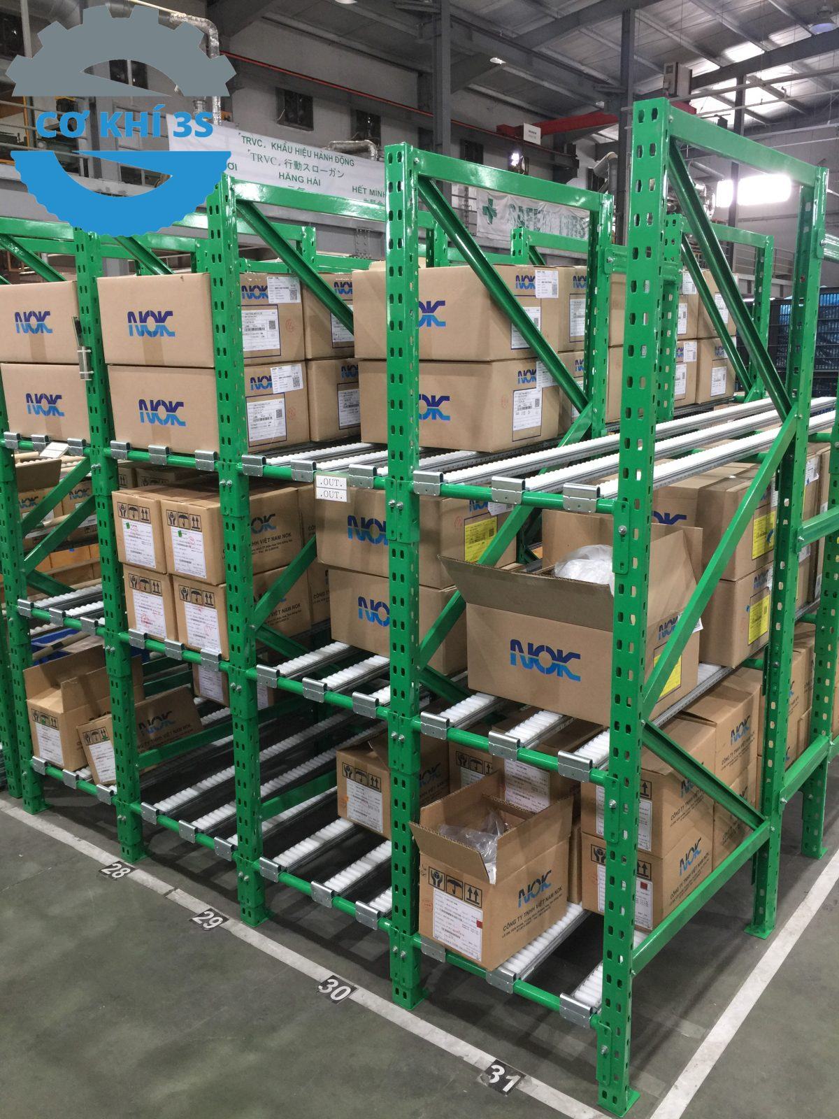 Kệ Push Back hay còn được gọi là kệ đẩy lùi – một loại kệ pallet chuyên chứa hàng trọng tải nặng