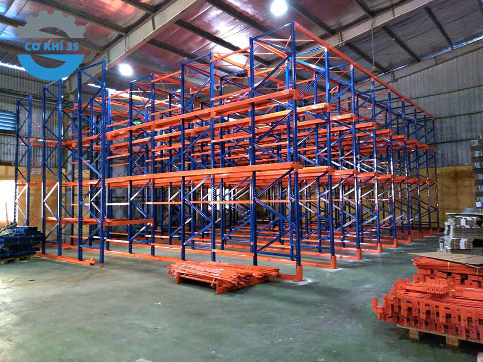 Tại sao nên lựa chọn kệ Drive In? So sánh kệ Drive In và Double Deep