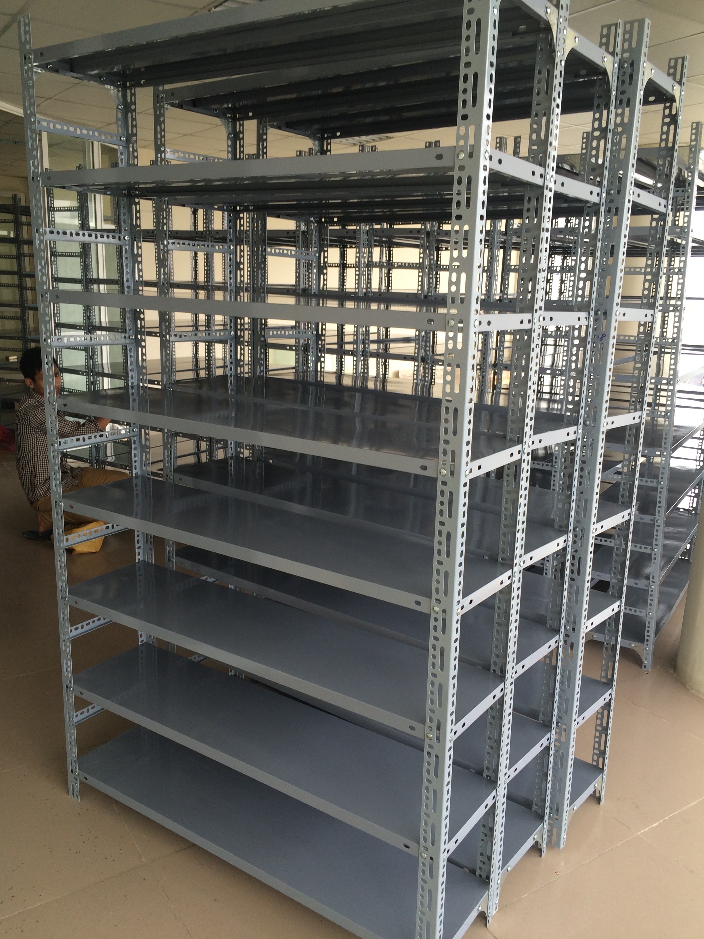 Kệ sắt V lỗ được làm từ các nguyên liệu là sắt thép v lỗ chất lượng. Kệ đảm bảo chắc chắn, an toàn cho khách hàng