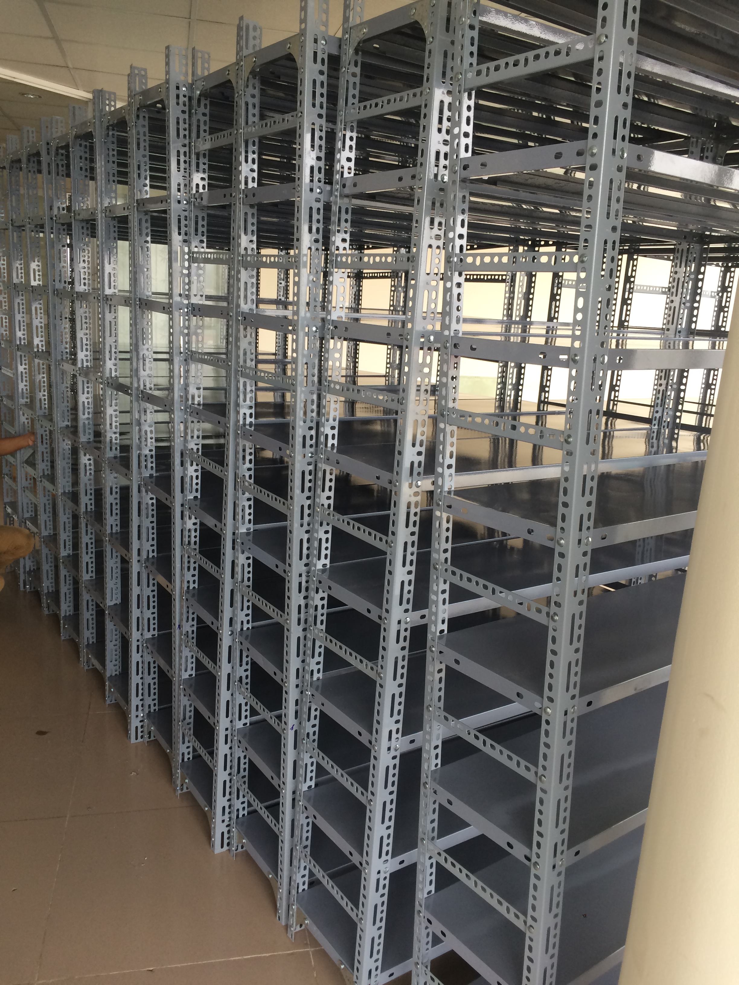 Kệ sắt V lỗ được làm từ các nguyên liệu là sắt thép v lỗ chất lượng. Kệ đảm bảo chắc chắn, an toàn cho khách hàng.