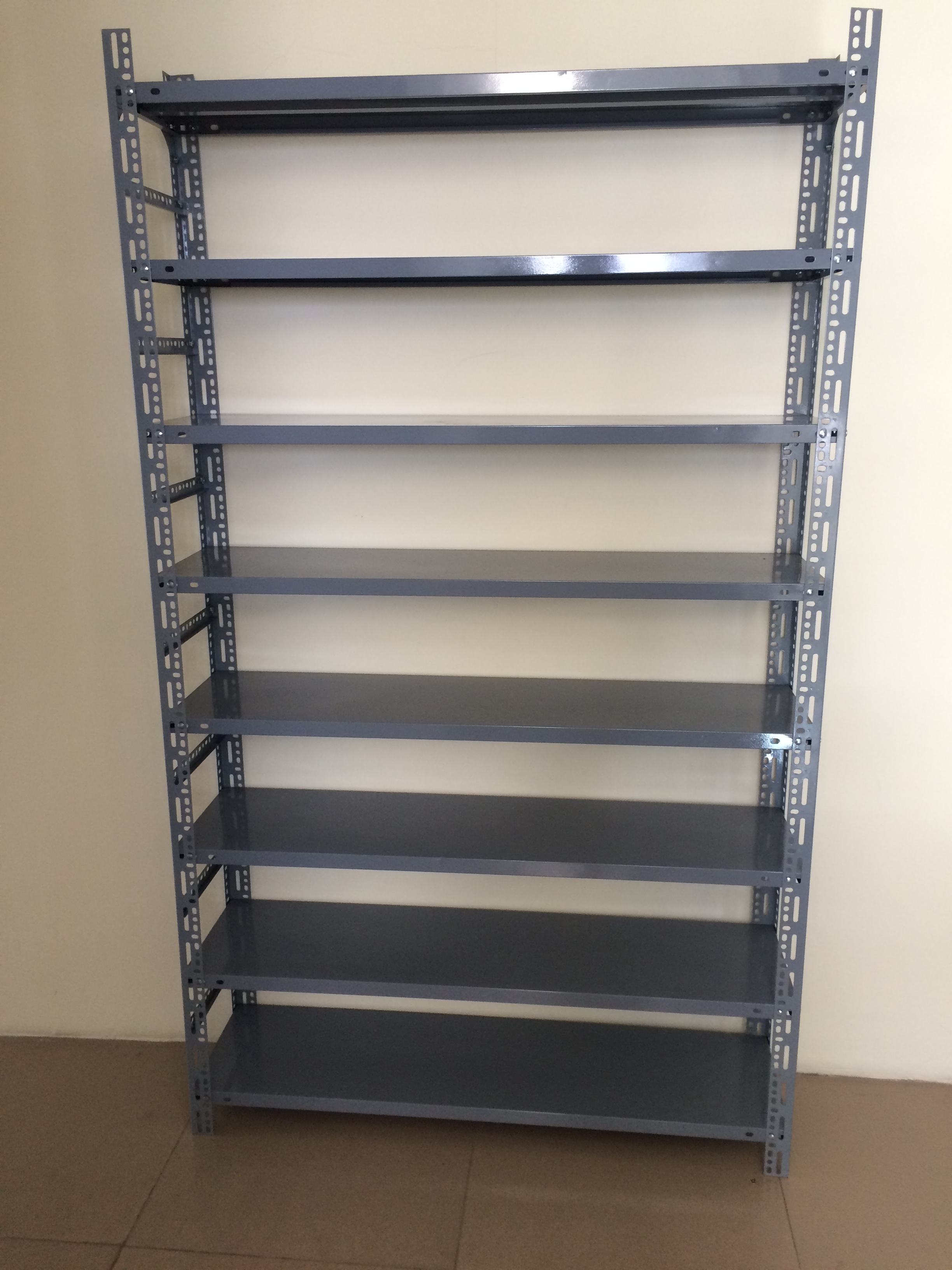 Khả năng chịu tải trên mỗi mặt kệ là từ 100-120kg