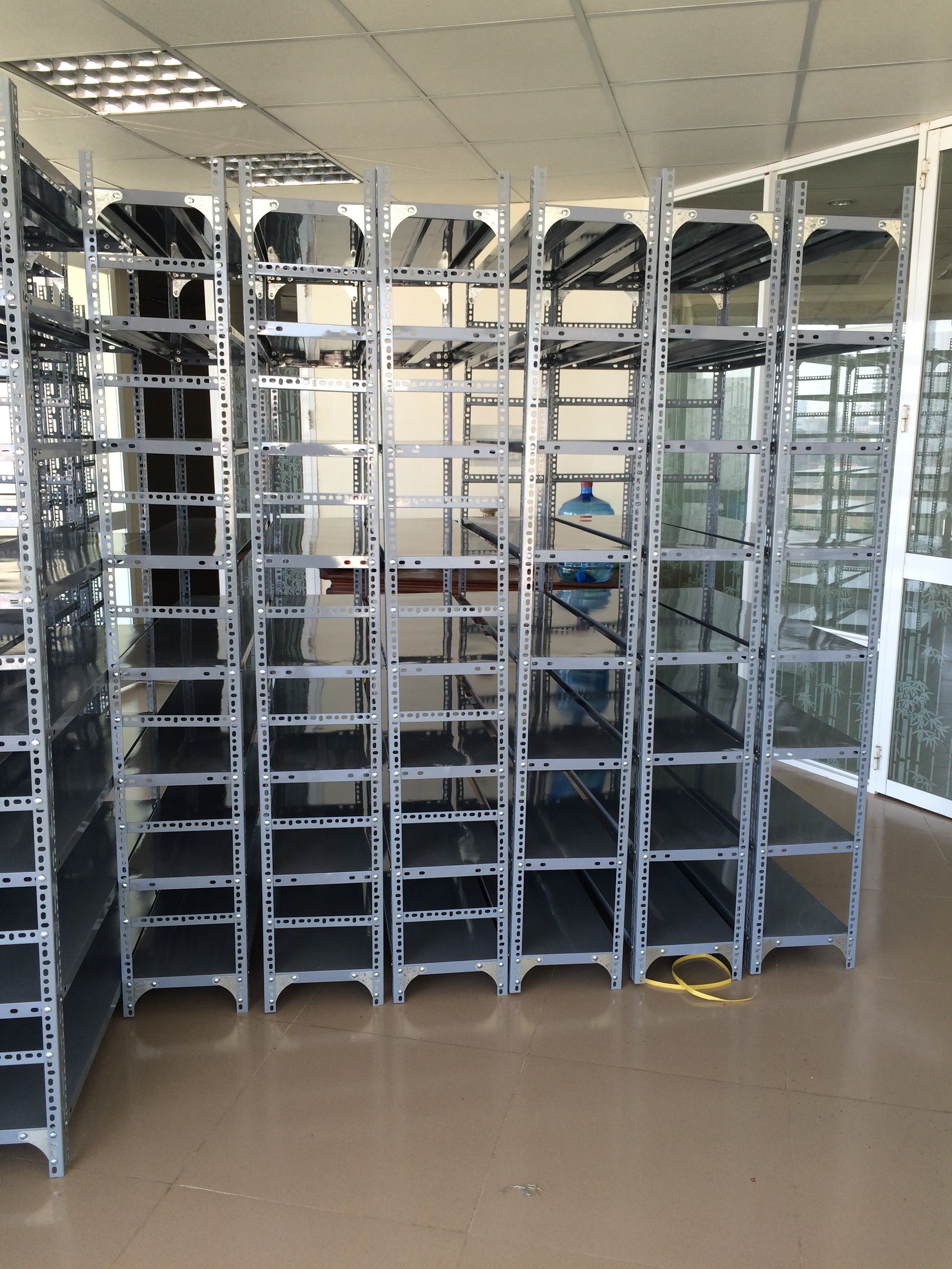 Với khả năng chịu tải lớn, cấu tạo đơn giản, dễ dàng tháo lắp, kệ sắt v lỗ đa năng được sử dụng với rất nhiều công dụng khác nhau